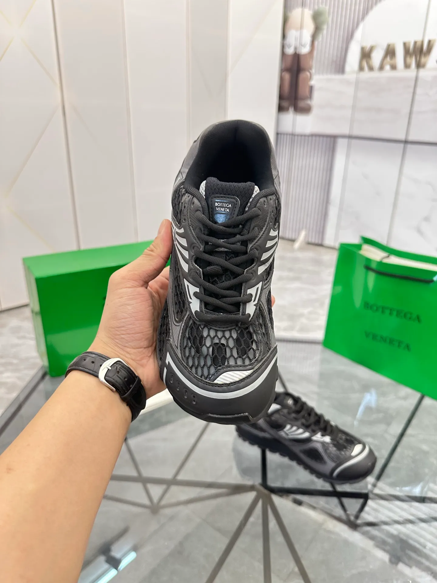 Factory men's shoes 💰: 620💰 (top version) BV Orbit sneakers Wang Yibo's same style couple's dad shoes Runner sneakers, made of lightweight technical mesh fabric. Matched with geometric pattern designed rubber outsole Wang Zha series high version Look for the package craftsmanship The actual height is much higher, but the legs are still slim. Very nice and playable and durable Matching to the standard 💯 Package shoe technology Look for the high version The outsole is made of color-blocked TPU outsole Women's model 35 36 37 38 39 40 41 (40 41 customized) Men's model 38 39 40 41 42 43 44 45. (Customized size 38 45.46) No. H345